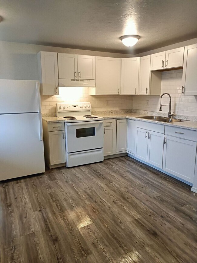 Building Photo - Beautiful 3 Bed / 1 Bath apartment for your family!