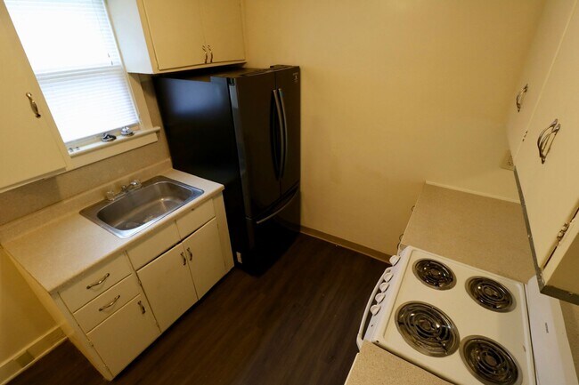 Building Photo - Two bedroom apartment near engineering and...