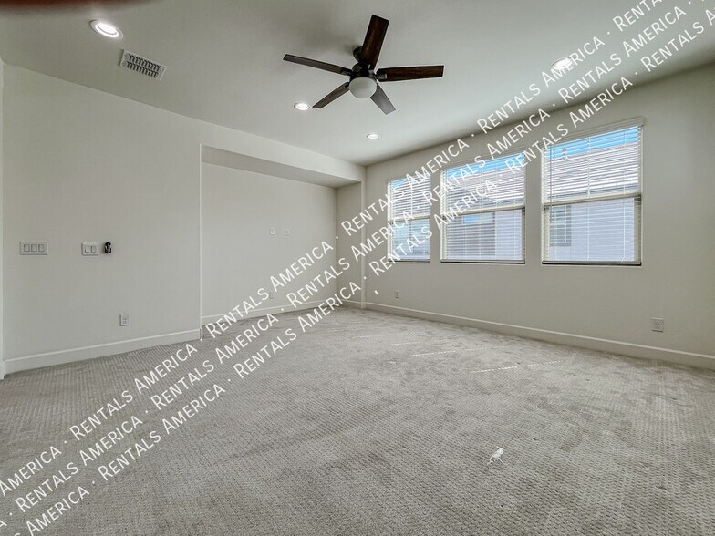 Building Photo - 657 W Browning Pl