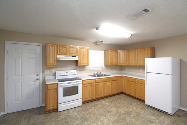 Building Photo - Updated 3BR/1BA Home with Fenced Yard in C...