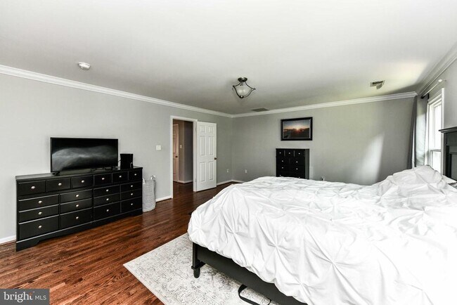 Building Photo - 2030 Spring Branch Dr