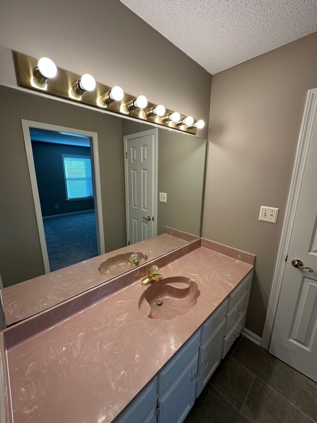 Building Photo - Elegant 4 BR w/POOL MAINTENANCE INCLUDED near Cherokee Valley Golf Club