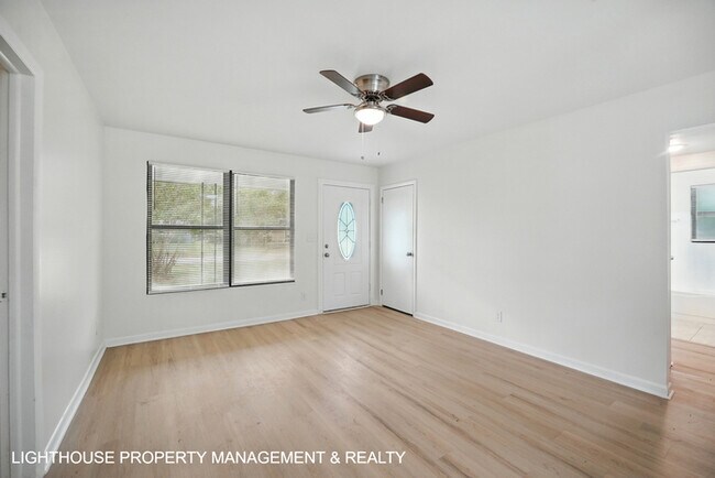 Building Photo - Stunning, Fully Renovated 4 Bed/2 bath Home!