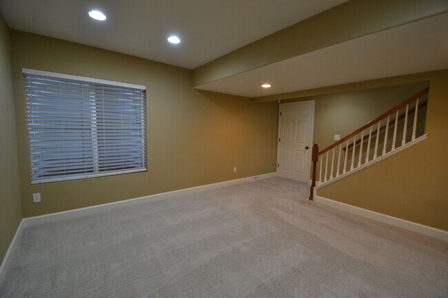 Building Photo - 4 bedrooms and large loft in Banning Lewis...