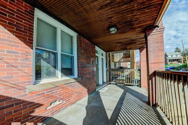 Building Photo - 86 Estella Ave