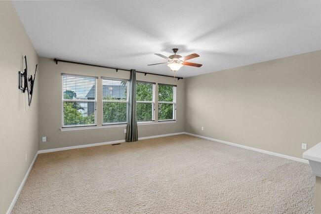Building Photo - Stunning Former Display Home on a Quiet Cu...
