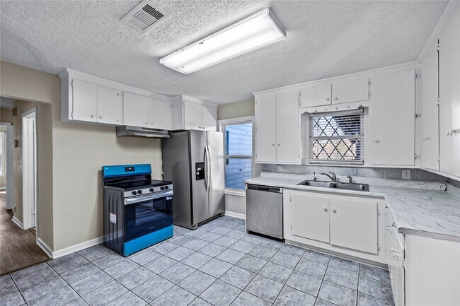 Building Photo - 1407 Bess Rd