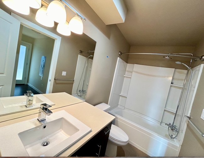 Building Photo - Mount Baker/Columbia City Townhouse