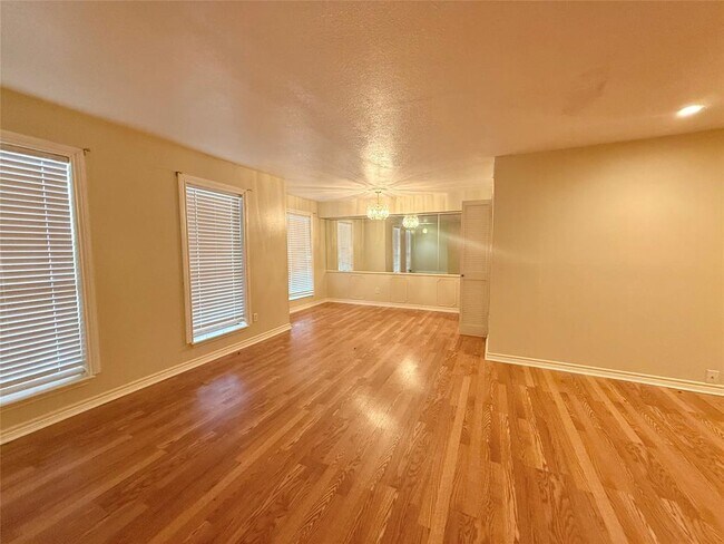 Building Photo - 361 N Post Oak Ln