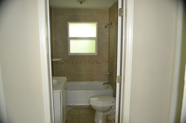 Building Photo - 408 E North Ave