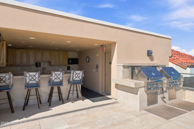 Building Photo - 7175 E Camelback Rd