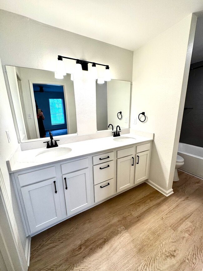 Building Photo - Fully Renovated 3BR/3BA Condo at Harper Flatts – Partially Furnished & Close to Auburn University!