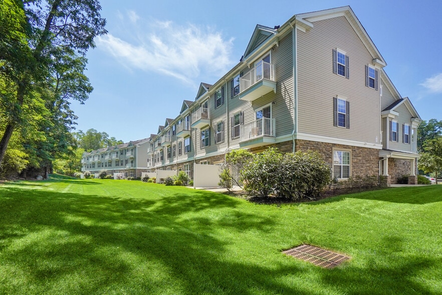 Exterior of Unit and yard - 401 Waterview Ct