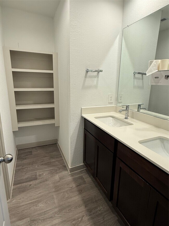 Building Photo - 12810 Harlesden Ln