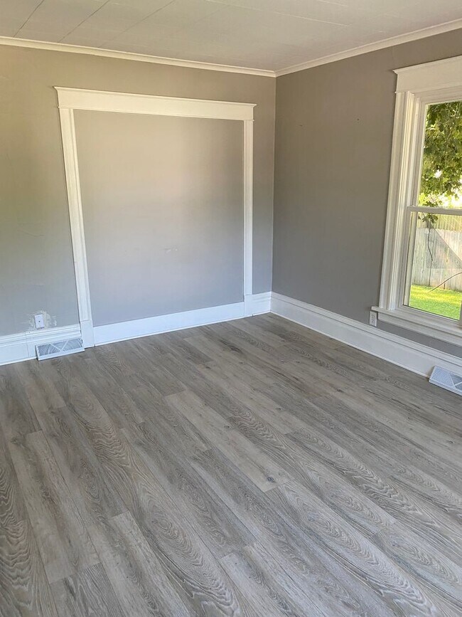 Building Photo - 5 Bed 2 Bathroom Home in Whitewater
