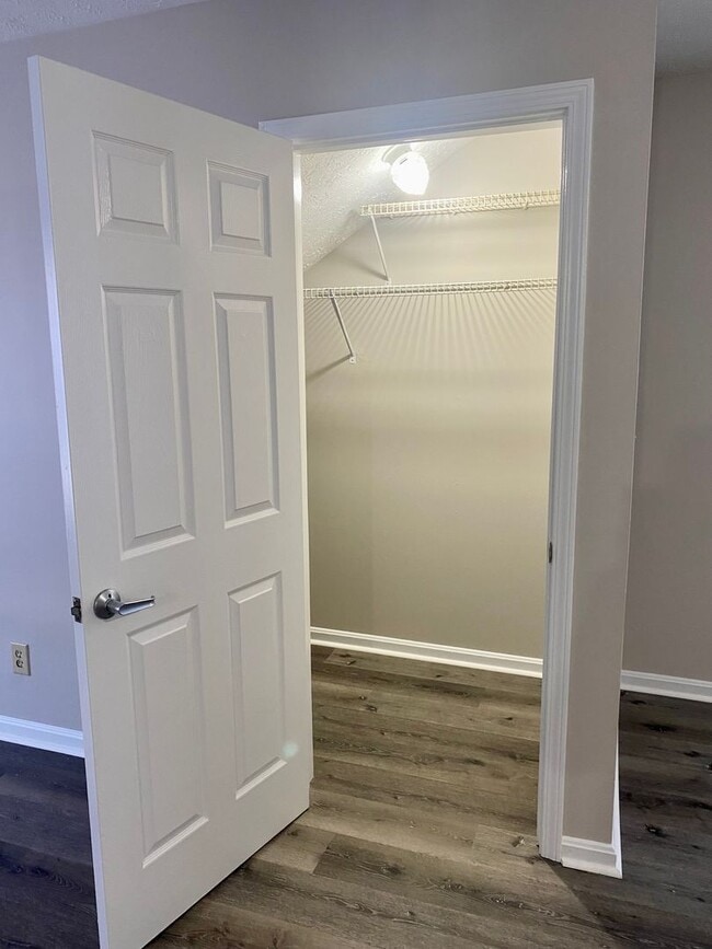 Building Photo - Second floor 2 bedroom apartment- Section ...