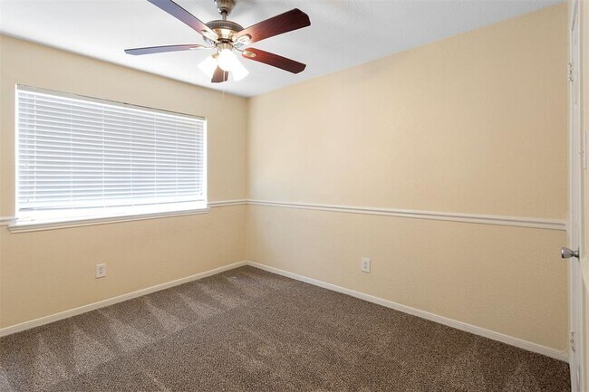Building Photo - 930 Mesa Terrace Dr