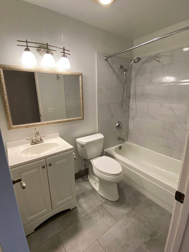 Building Photo - 39078 Guardino Dr