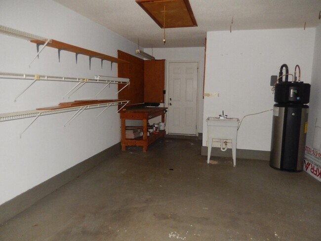 Building Photo - 740 Red Fern Rd