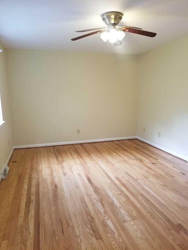 Building Photo - 137 Quince Ln