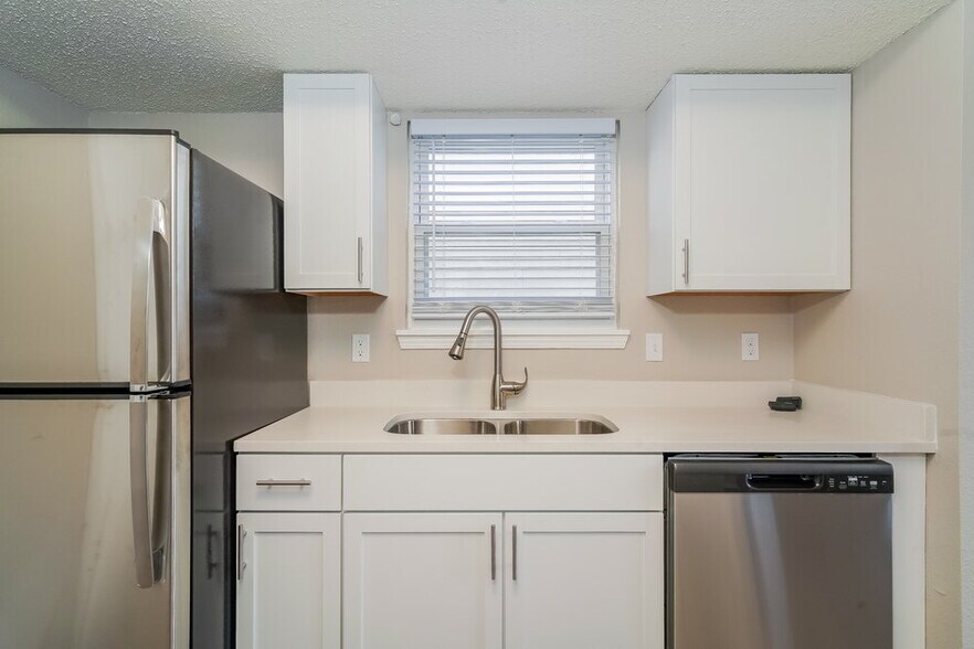 Building Photo - 8336 Country Creek Dr