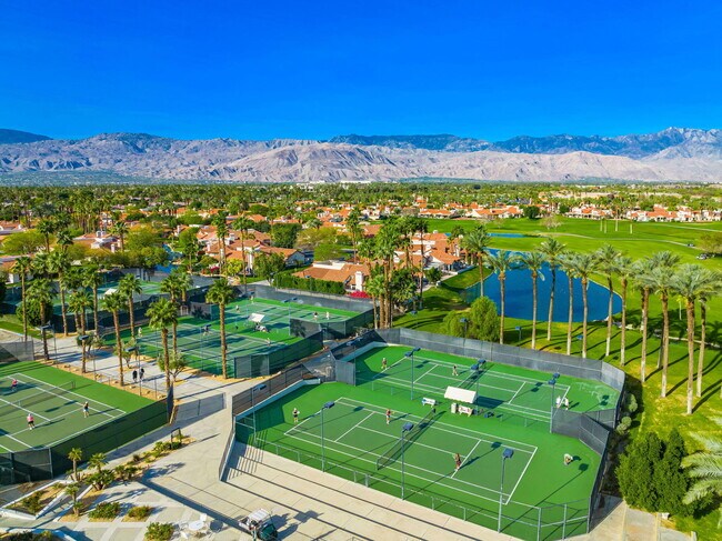 Building Photo - 688 Vista Lago Cir N