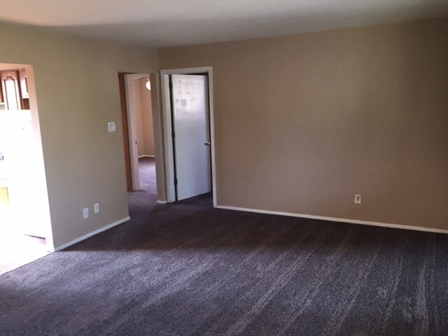 Large Living Room - 3207 N. Peoria Avenue