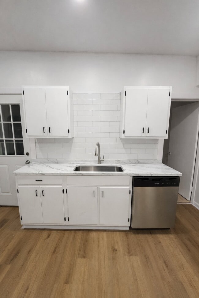 Building Photo - 27 Oak St