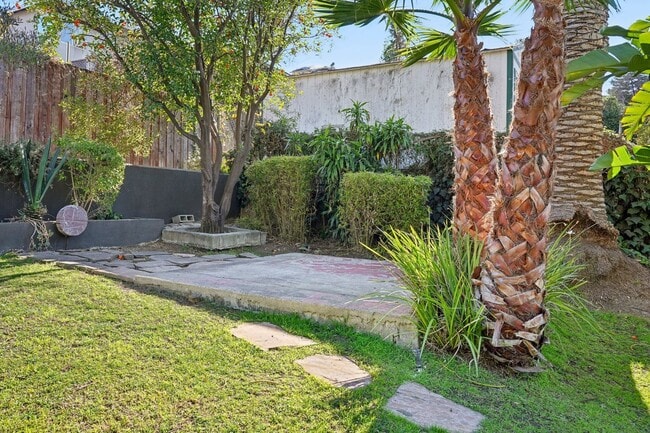 Building Photo - 1044 Manzanita St