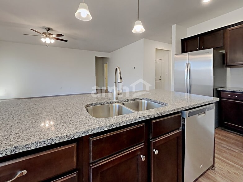 Building Photo - 5175 Valley Dr