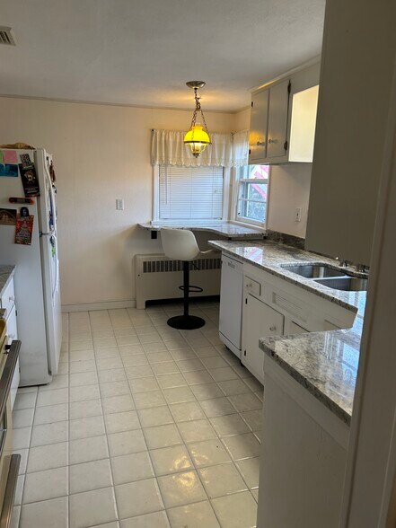 Kitchen with granite counter and breakfast nnok - 197 Carter Ln