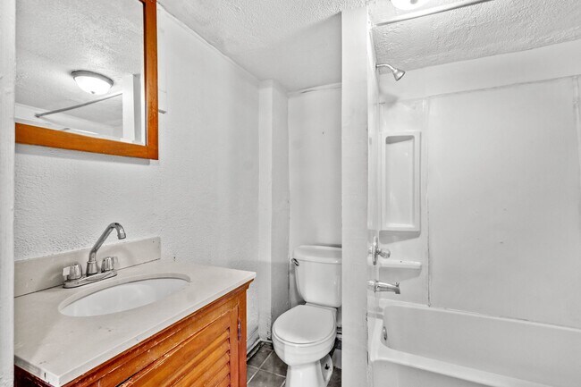 Building Photo - GREAT TWO BEDROOM IN SOUTH SIDE SLOPES!