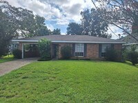 Building Photo - 858 Victory Dr