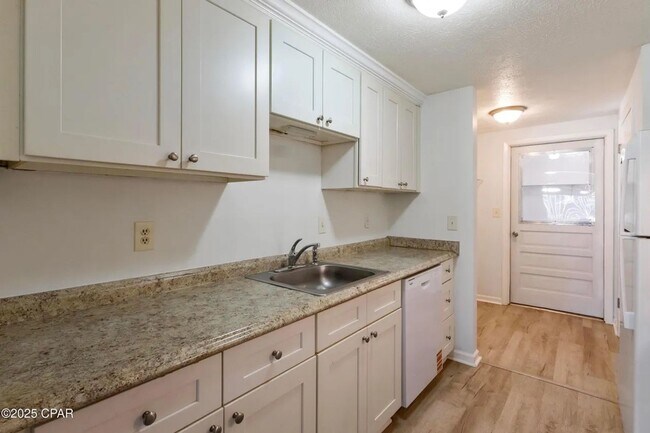 Building Photo - 3 bedroom 2 bath