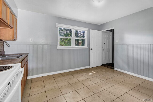 Building Photo - 9713 Dennis Dr