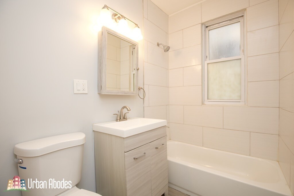 Building Photo - 3649 W Montrose Ave