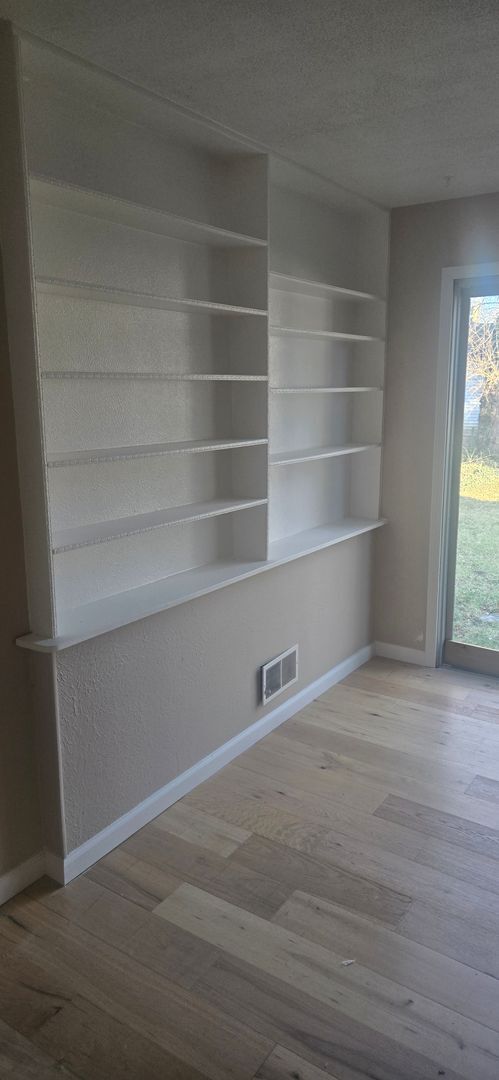 Building Photo - Newly Renovated