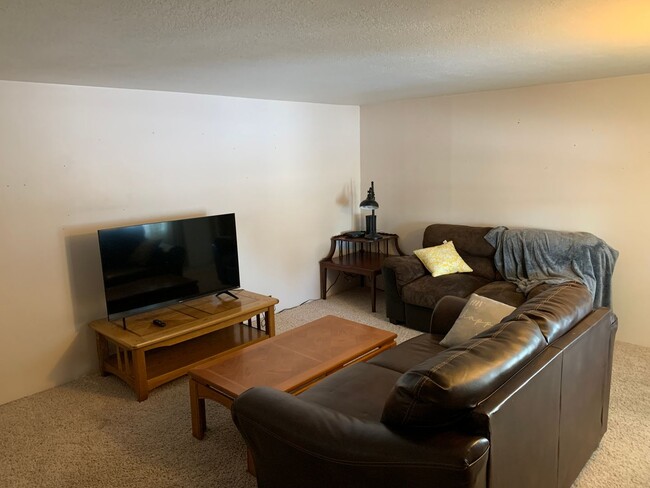 Building Photo - Great 4 bed 2 bath Mobile