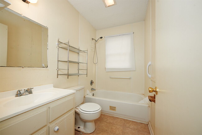 Building Photo - Coming Soon: 2BR, 1BA house (Do not apply without speaking with us first.)