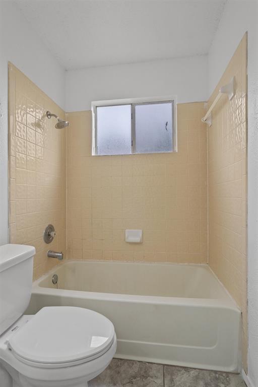 Building Photo - 701 Riverwood Dr