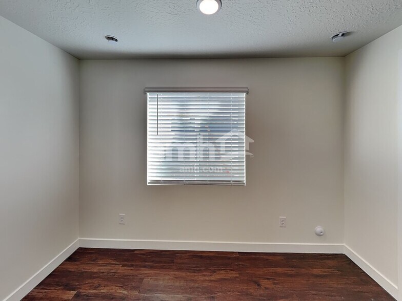Building Photo - 8977 Royal Ln