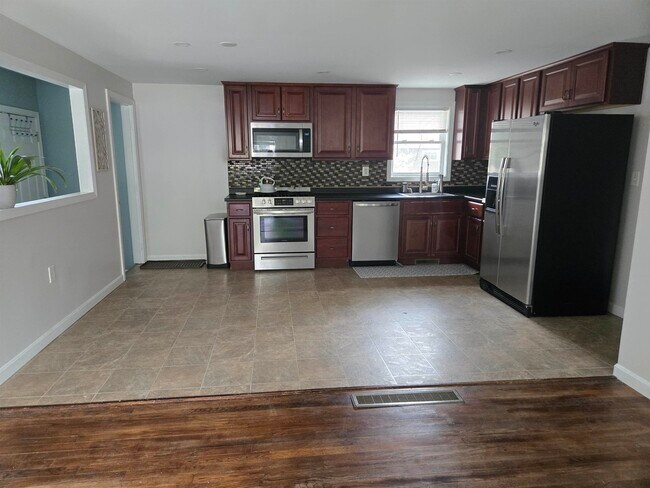 Building Photo - 143 Westwood Dr