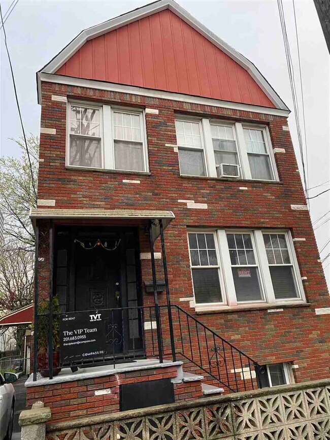 Primary Photo - 335 Columbia Ave