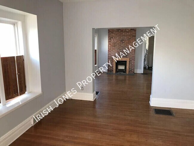 Building Photo - 496 W Ferry St