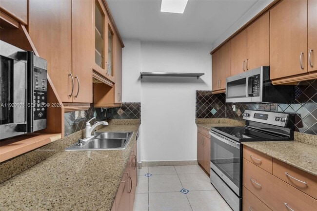 Building Photo - 121 Crandon Blvd