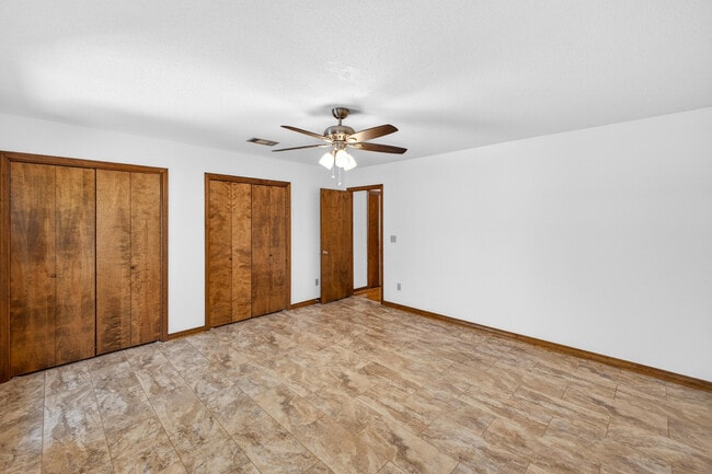 Building Photo - 1140 Troon Dr E