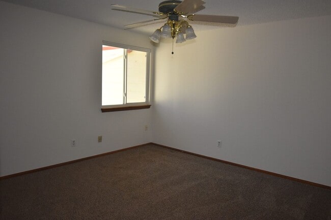 Building Photo - GREAT 3 BEDROOM/2 BATHROOM TOWNHOME WITH NEW PAINT & FLOORING. AVAILABLE 5/23.