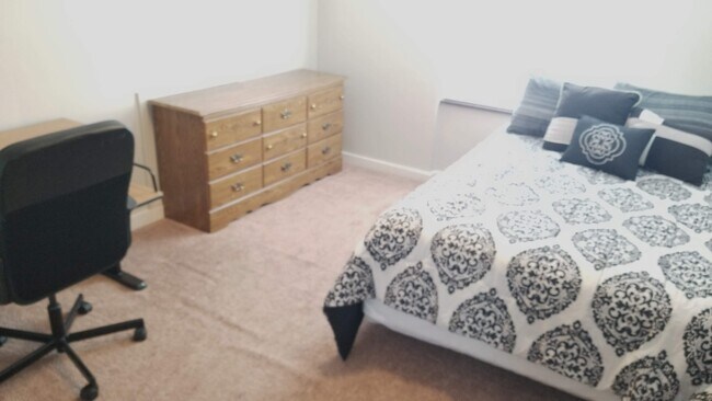 Building Photo - 4344 Clifford Rd