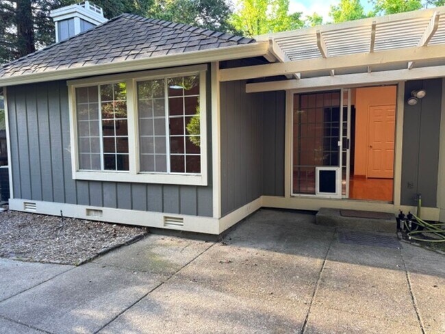 Building Photo - Beautiful single level townhome in Pleasant Hill with 2 car attached garage!
