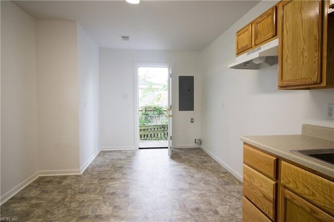 Building Photo - 1343 W 39th St